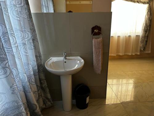 a white sink in a bathroom with a window at The Big Five Bed and breakfast in Mooirivier