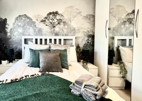 Säng eller sängar i ett rum på Luxury 3 Bed Detached Home In Windsor
