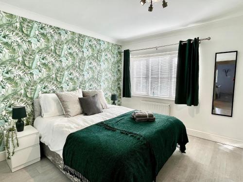 1 dormitorio con 1 cama con papel pintado verde y blanco en Luxury 3 Bed Detached Home In Windsor, en Dorney