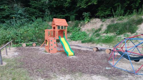 un parque infantil con tobogán y estructura de juegos en Glamping Wild Nature Bałtów en Bałtów