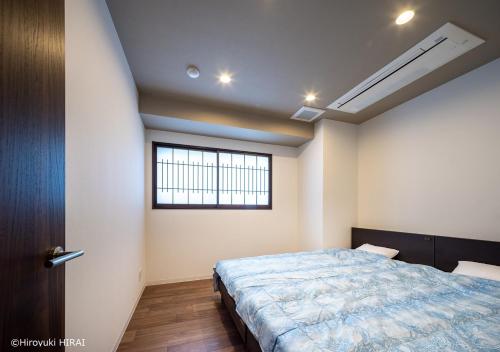小田原市にあるTHE VIEW Odawara shiro-no mieru hotel - Vacation STAY 66090vのベッドルーム(ベッド1台、窓付)