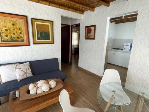 sala de estar con sofá azul y mesa en Departamento pequeño 2 BR en zona ideal de Paracas, en Paracas