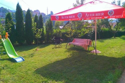 Ein Garten an der Unterkunft Vila Afan Ušivak