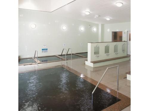 un gimnasio con una piscina de agua en una habitación en Tohoku Onsen - Vacation STAY 08516v en Towada