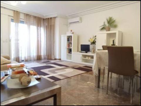 a living room with a table and a television at Apartamento premium luxe céntrico 5 hab 204 m2 a 300 mts mar in Vinaròs