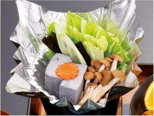 un mucchio di diversi tipi di cibo su un piatto di Tohoku Onsen - Vacation STAY 08516v a Towada