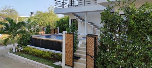 una casa con una piscina sul lato di Tu Paraíso en Santa Marta Casa con Piscina Privada Ideal para Grupos a Santa Marta