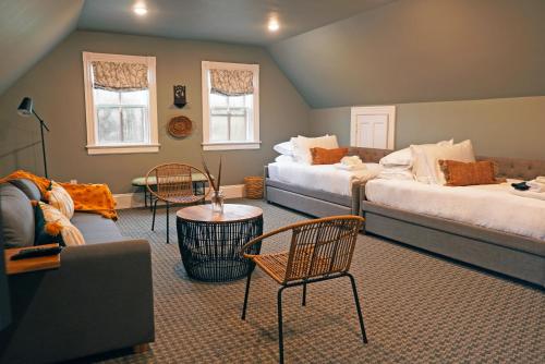 ein Wohnzimmer mit 2 Betten und einem Sofa in der Unterkunft Chart House Inn in Newport