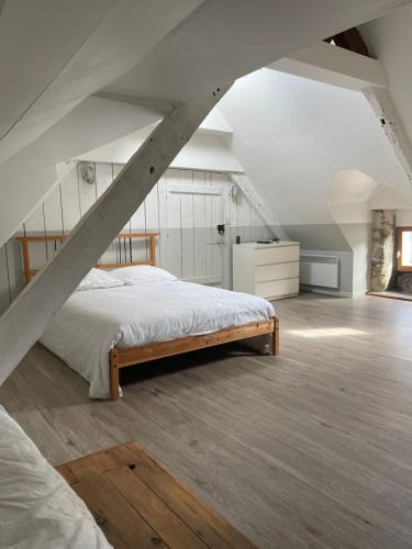 コンカルノーにあるYvana au cœur de la ville closeのベッドルーム1室(屋根裏部屋に大型ベッド1台付)