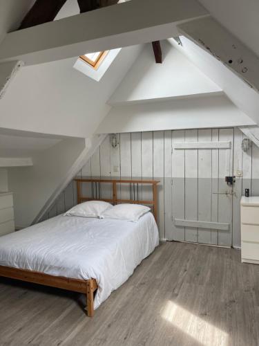 コンカルノーにあるYvana au cœur de la ville closeのベッドルーム1室(屋根裏部屋に大型ベッド1台付)