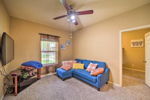 TV/Unterhaltungsangebot in der Unterkunft Waterfront Lake Eufaula Home Multi-Level Balcony