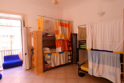 um quarto com algumas prateleiras em Ostello Exclusive Dependance em Palermo