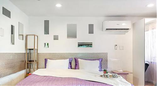a bedroom with a large bed with purple accents at Close to beaches with hot tub and large garden in Sarasota