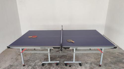 a ping pong table with two tennis rackets on it at Moradia de férias Casa do Chorão - Montargil in Montargil