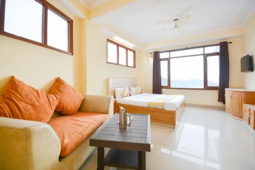ein Wohnzimmer mit einem Sofa und einem Tisch in der Unterkunft OYO Home 78009 Avon Villa Kanlog in Shimla