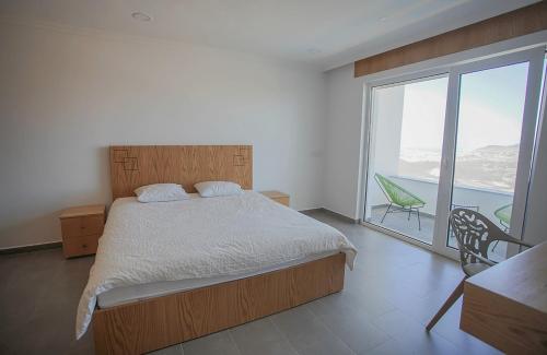 1 dormitorio con cama y ventana grande en Villa Tanger en Tánger