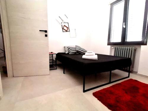 a room with a black table and a red rug at ANDIRIVIENI☆LECCE ☆CASA VACANZE LECCE in Lecce