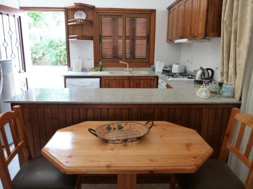 eine Küche mit einem Holztisch mit einer Schüssel darauf in der Unterkunft Farm House in Kyrenia