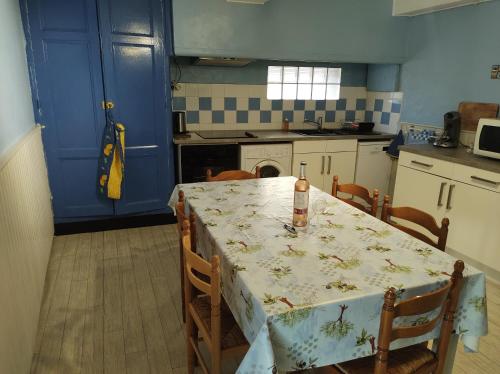 - une cuisine avec une table et une nappe dans l'établissement Gite les Glycines, à Llupia