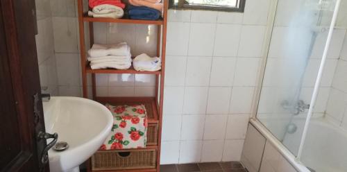 une salle de bain avec une baignoire, un lavabo et une douche dans l'établissement Villa Graziella, à Châteauneuf