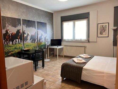 ein Schlafzimmer mit einem Bett und ein Badezimmer mit einer Badewanne in der Unterkunft Appartamenti La Chiocciola Como - Lipomo in Como