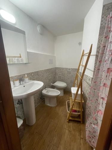 La salle de bains est pourvue d'un lavabo et de 2 toilettes. dans l'établissement Holiday Home NomiS, à Maratea
