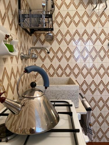 a tea kettle on a stove in a kitchen at Casa Antonio Noto in Noto