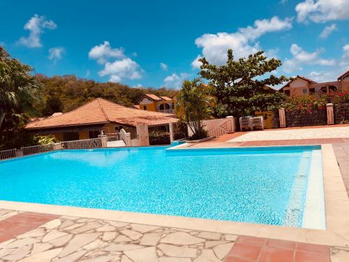 Bazén v ubytování Superbe studio de standing à 800m de la mer des Caraïbes le hameau de beauregard sainte anne nebo v jeho okolí