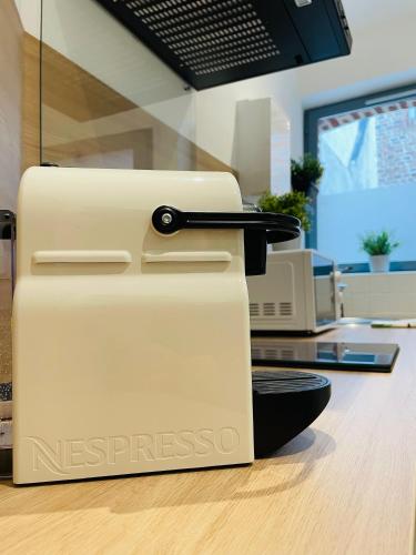 a suitcase sitting on a counter in an office at BE MY APPARTS, Studio de charme "LE COSY", DOUAI, Coeur de ville in Douai