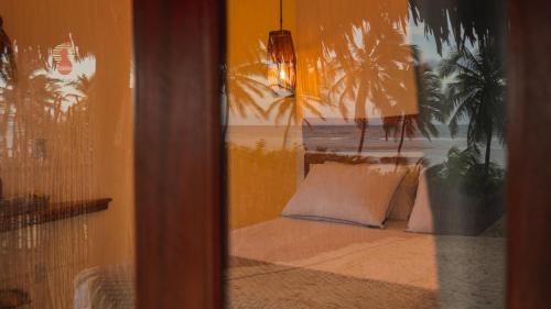 a room with a window with a pillow on a couch at Villa Kabaceiras in Tatajuba