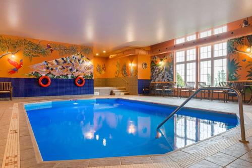 a large swimming pool in a large room at Best Western Plus Grand-Sault Hotel & Suites in Grand Falls