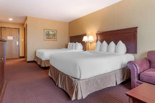 Postel nebo postele na pokoji v ubytování Best Western Plus Fredericton Hotel & Suites