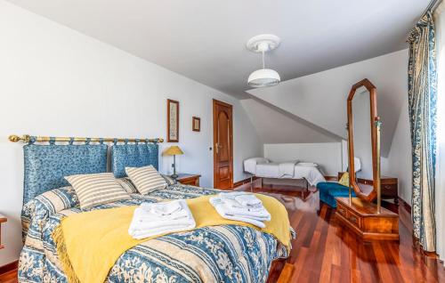 a bedroom with a bed with two towels on it at POSTA Do SOL in Baralla