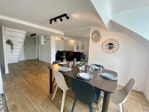 une salle à manger avec une table et des chaises dans l'établissement Magnifique duplex pour huit personnes -070, à Rouen