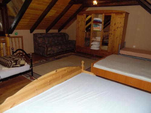 TounjにあるHoliday Home Anaのベッド2台とソファのあるリビングルーム