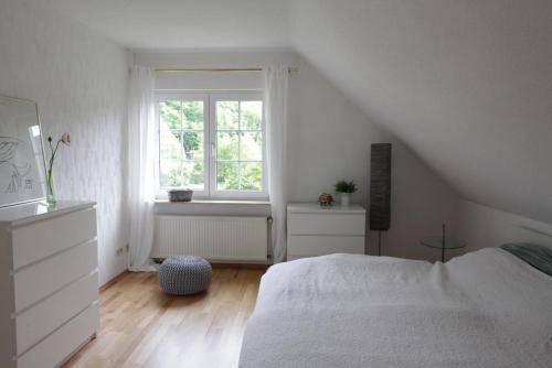 ニデッケンにあるBos En Kasteelの白いベッドルーム(ベッド1台、窓付)