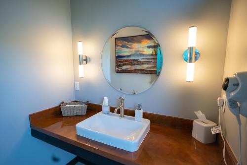 uma casa de banho com um lavatório e um espelho em Dreamcatcher Tipi Hotel em Gardiner
