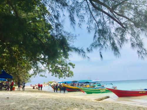 a group of boats sitting on a beach at Perhentian Sri Tanjung , Kampung Nelayan Pulau Perhentian in Perhentian Island