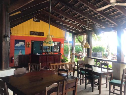 ein Esszimmer mit einem Tisch und Stühlen sowie ein Gebäude in der Unterkunft Rustic Beach Front Hotel Brasilito in Brasilito