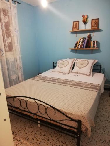 un lit dans une chambre avec un mur bleu dans l'établissement Villa de campagne avec piscine privé proximité Ardèche, à Saint-Paulet-de-Caisson