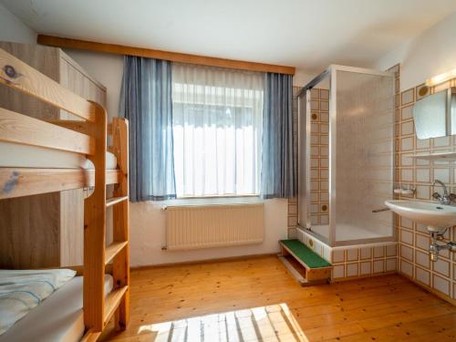 een slaapkamer met een stapelbed en een badkamer bij Obersteiner 1 in Zell am Ziller