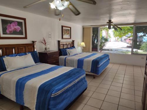 um quarto de hotel com duas camas e uma janela em Freedom Shores "La Gringa" Hotel - Universally Designed em Isla Aguada