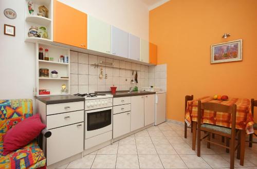 Apartments with WiFi Split - 4856 في سبليت: مطبخ مع دواليب بيضاء وجدار برتقالي