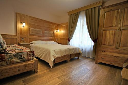una camera con un grande letto e una finestra di Villa Giuditta Residence a Gaby