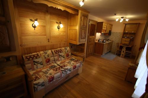 un salon avec un canapé et une cuisine dans l'établissement Villa Giuditta Residence, à Gaby