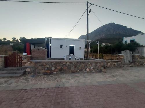 Το κτήριο όπου στεγάζεται  η παραθεριστική κατοικία