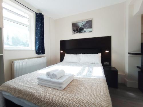 - une chambre avec un lit et 2 serviettes dans l'établissement The Oak Studio -Self contained one bed studio flat, à Oxford