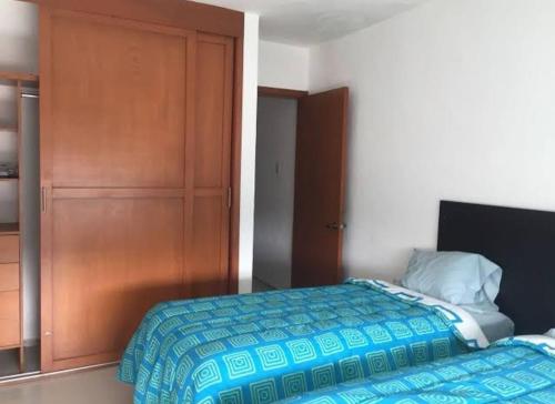 1 dormitorio con cama y armario en Apartamento en buena ubicación en Guadalupe