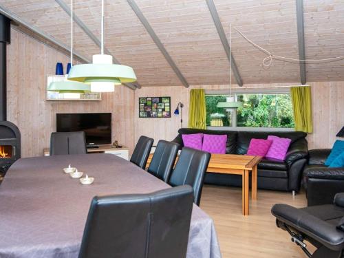 - un salon avec une table et un canapé dans l'établissement 8 person holiday home in Sydals, à Sarup