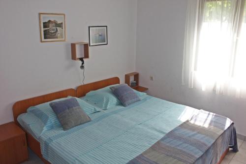 Llit o llits en una habitació de Apartments by the sea Cove Piskera, Solta - 5175